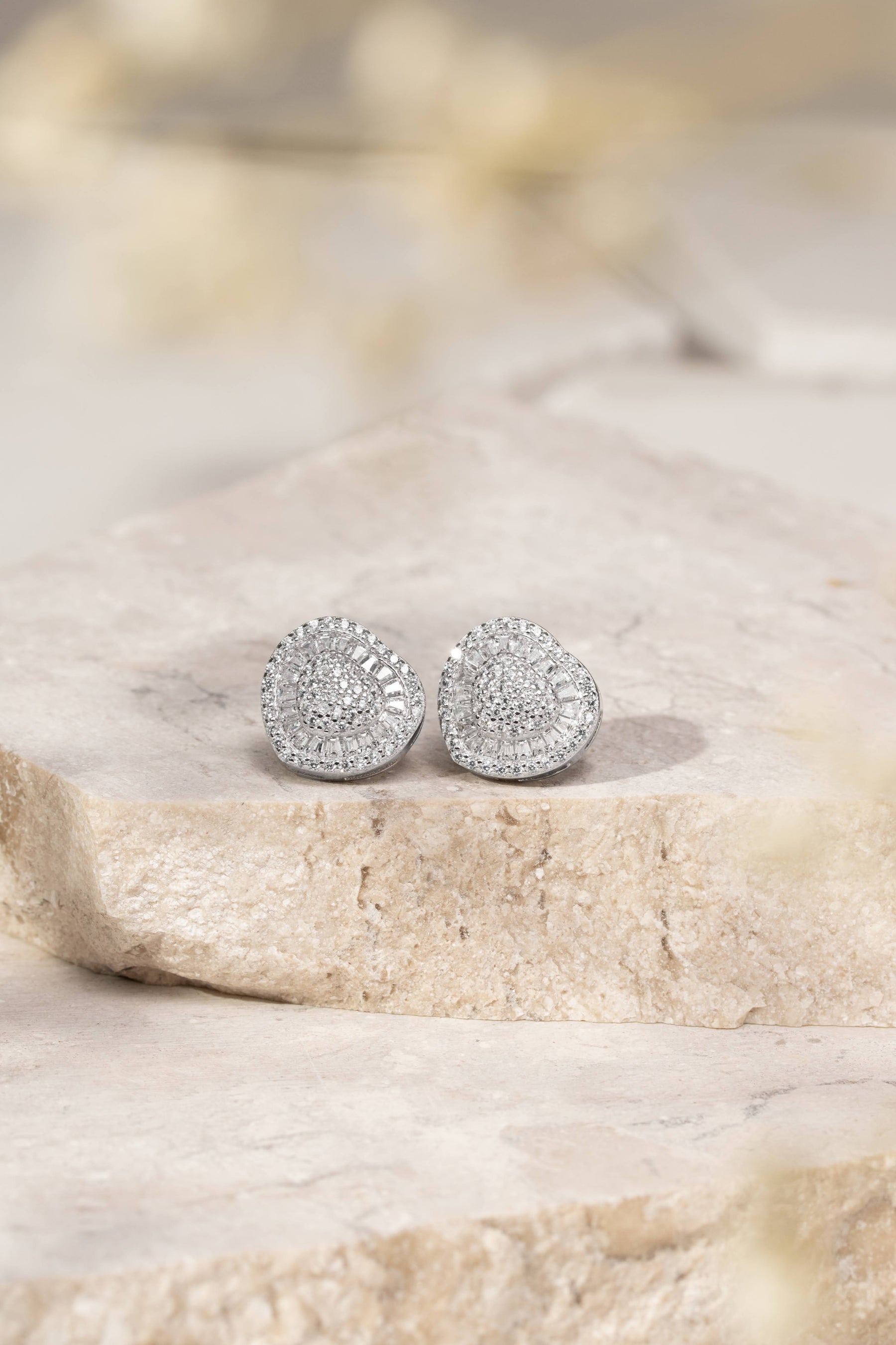 Brinco Coração de Zircônias Brancas em pavé e baguetes