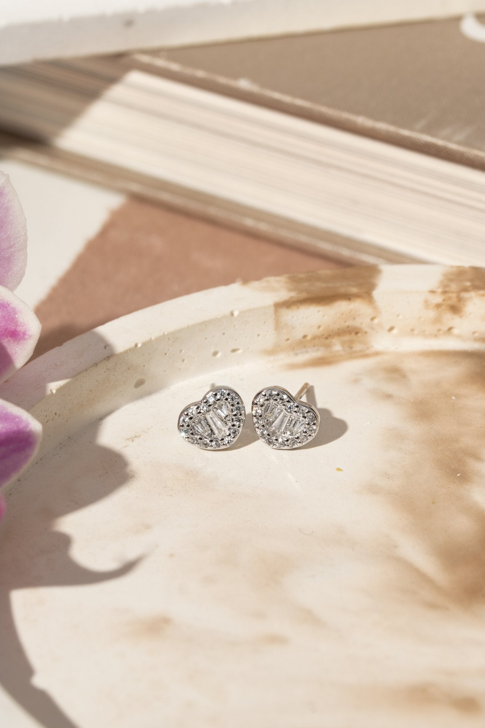 Brinco Mini Coração em Zircônias Brancas