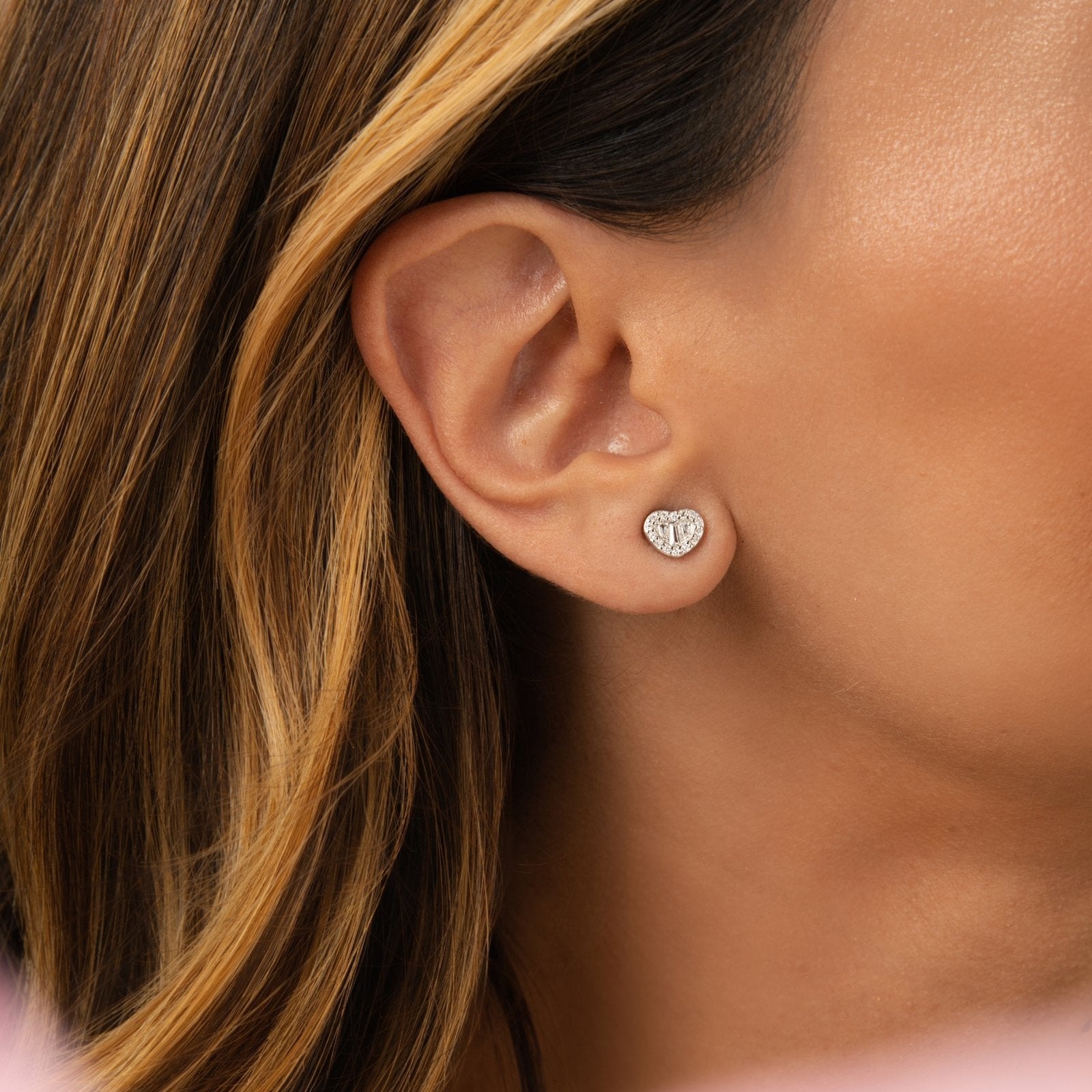 Brinco Mini Coração em Zircônias Brancas