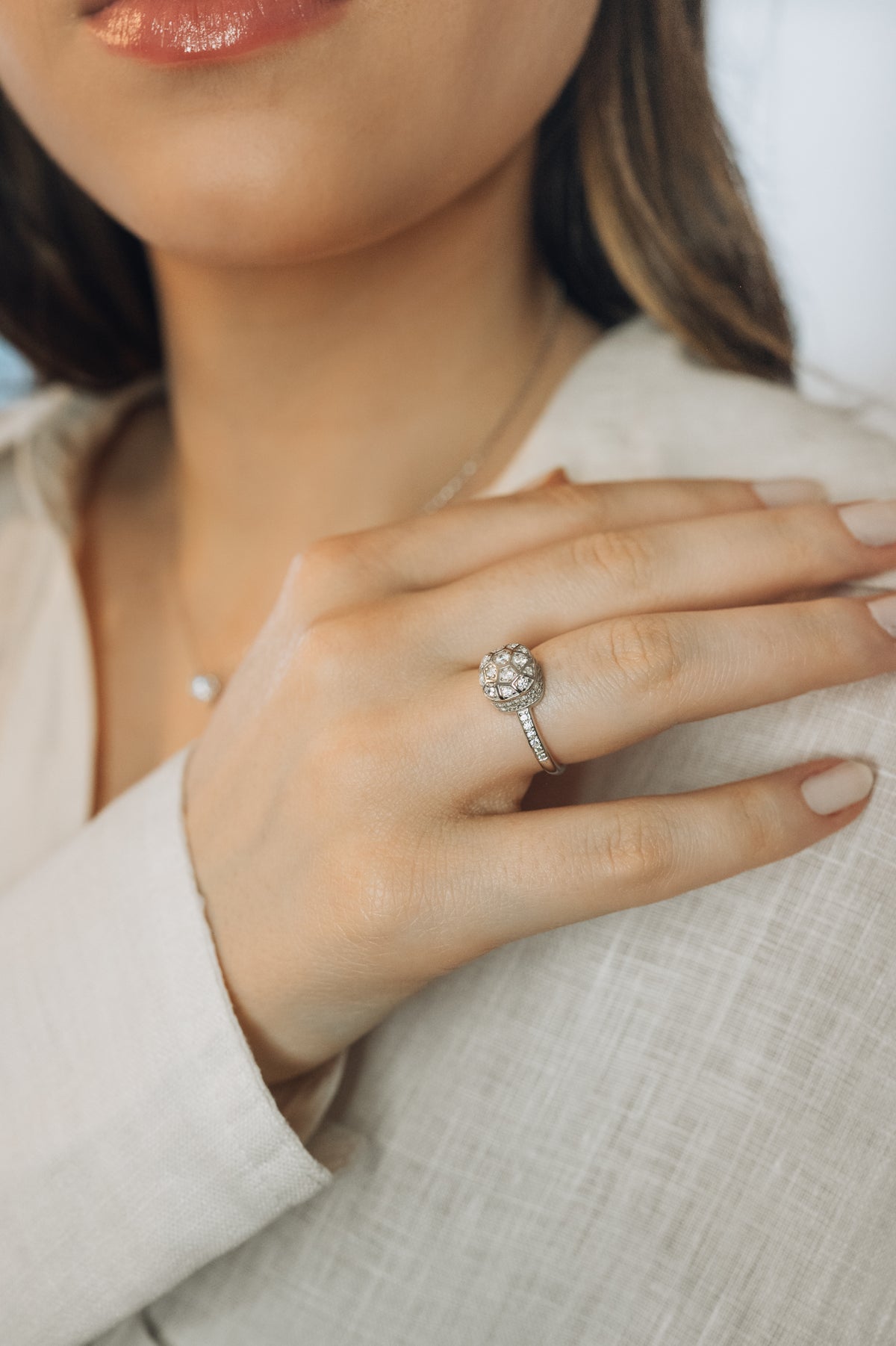 Anel Baú de Zircônias em banho de ródio