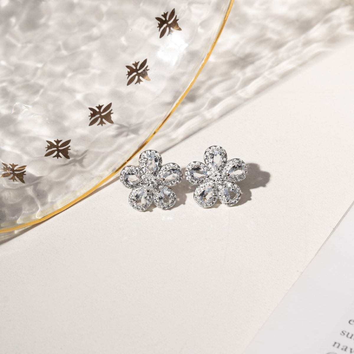 Brinco Flor 5 Pétalas de Zircônias e Cristal London Blue