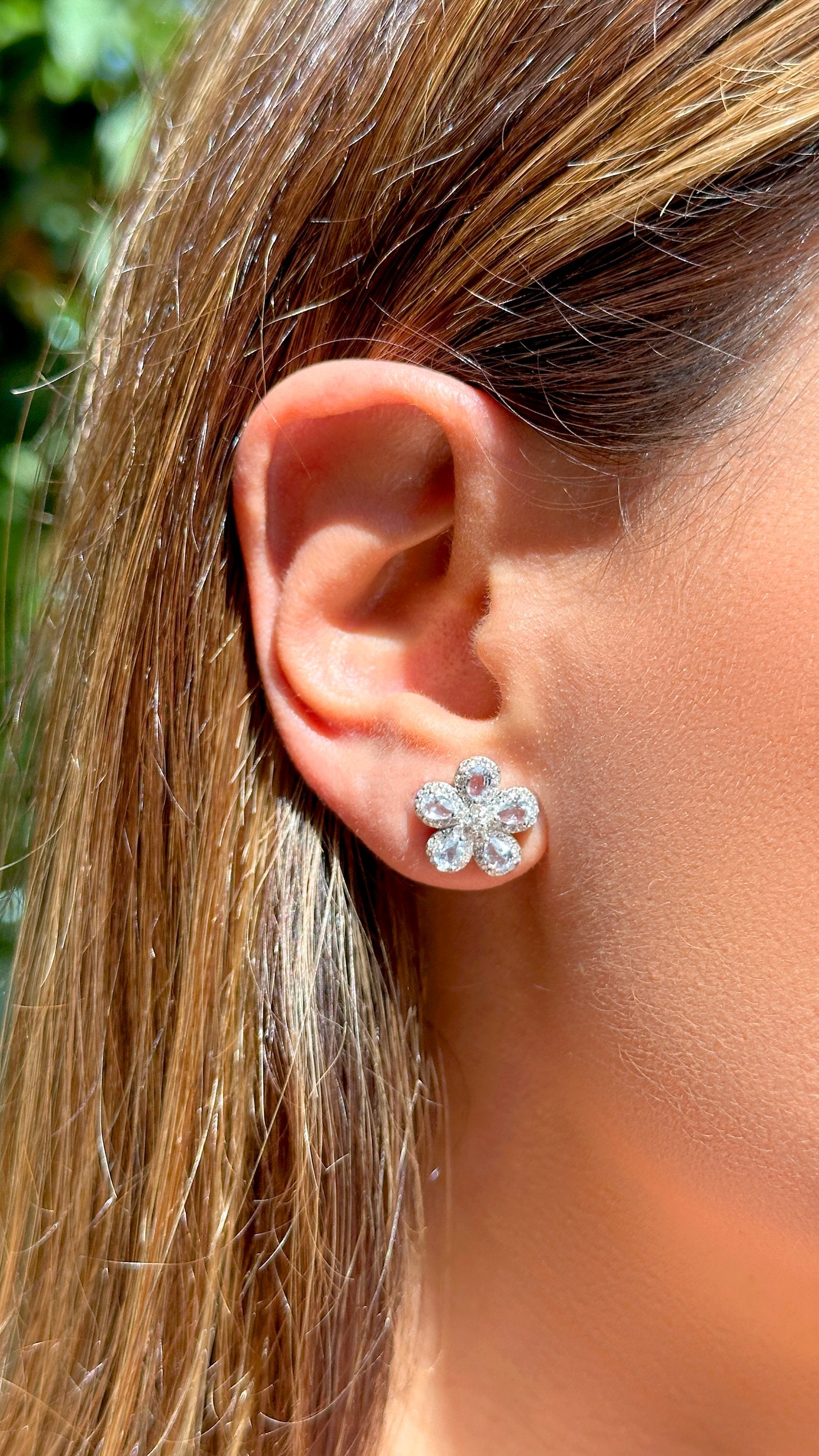 Brinco Flor 5 Pétalas de Zircônias e Cristal London Blue