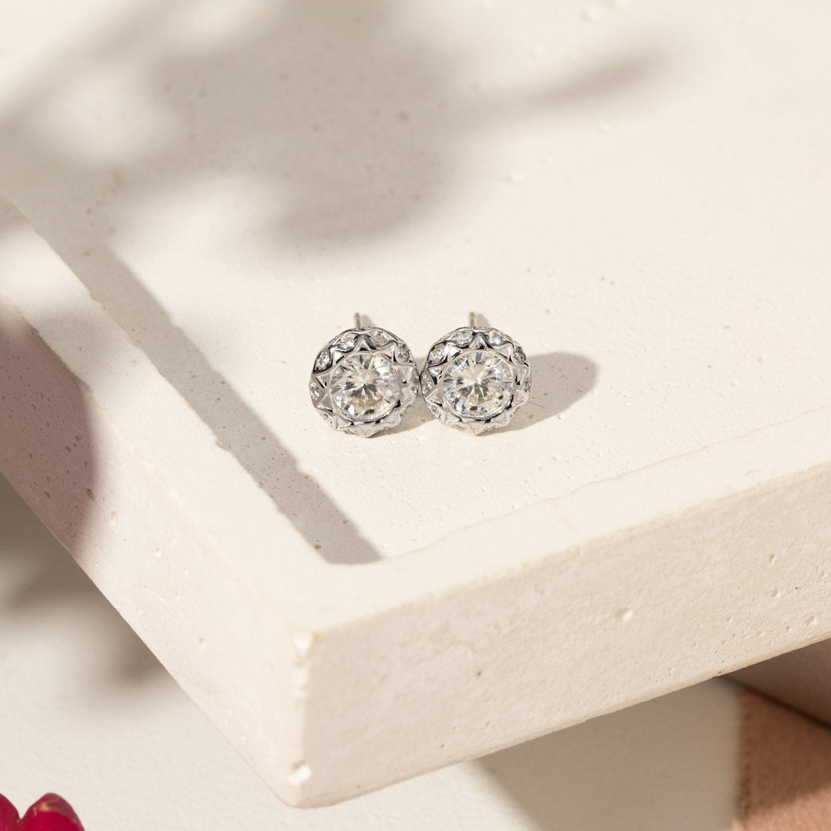 Brinco redondo 5.5mm Moissanite com Zircônias Brancas