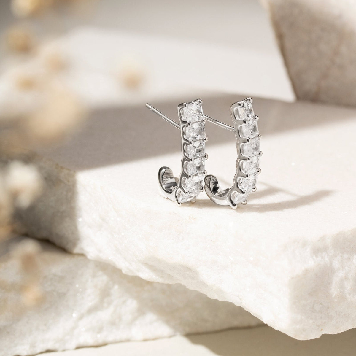 Brinco jota de Zircônias Brancas