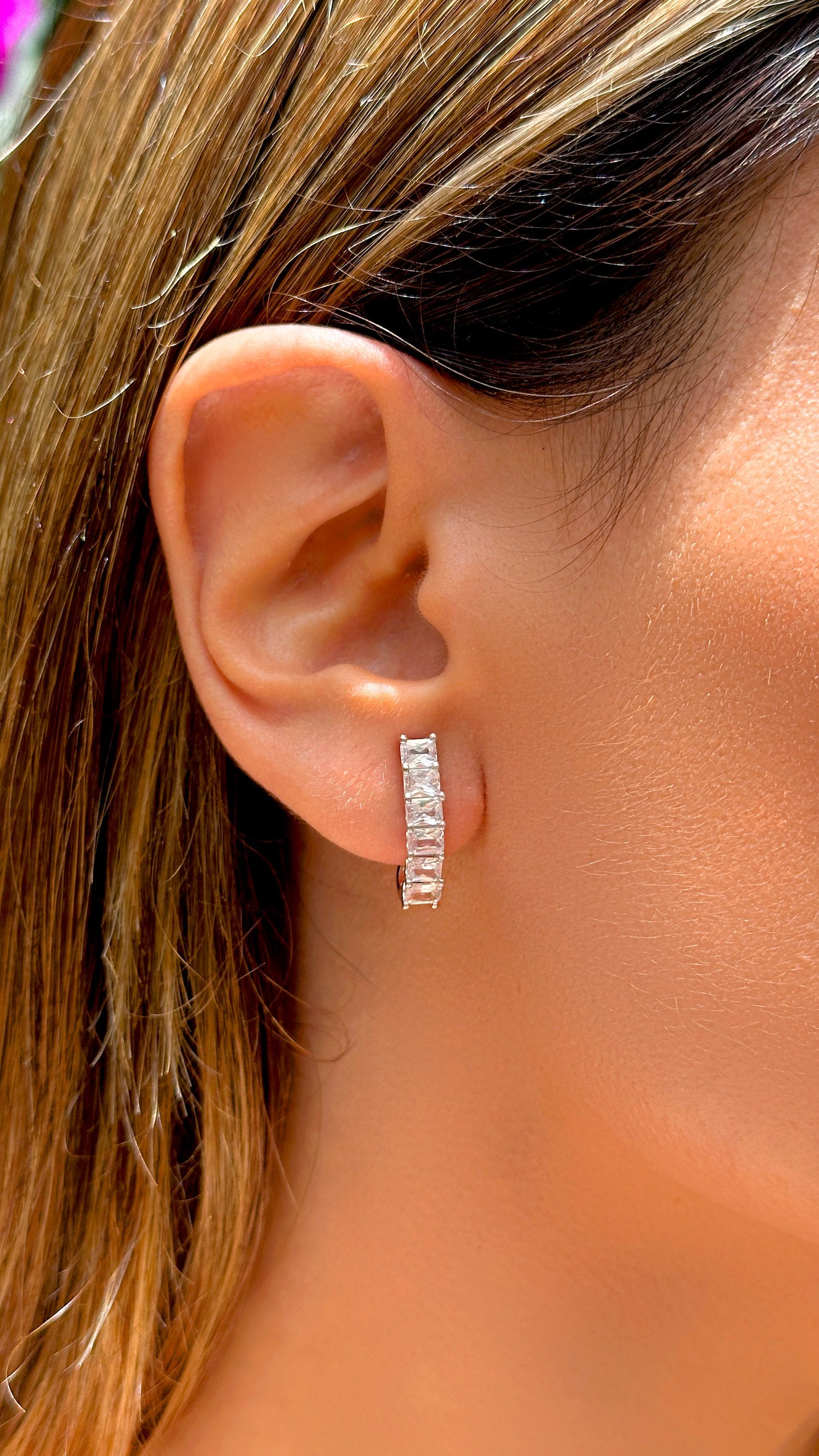 Brinco jota de Zircônias Brancas