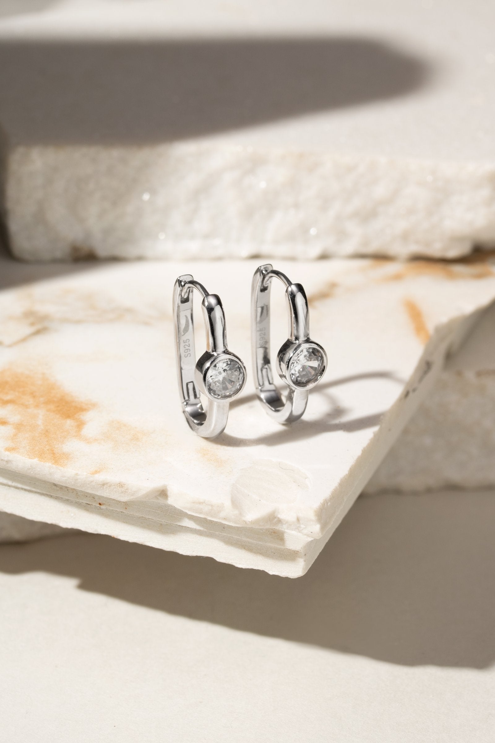 Brinco Argola Oval com ponto em Zircônia Branca