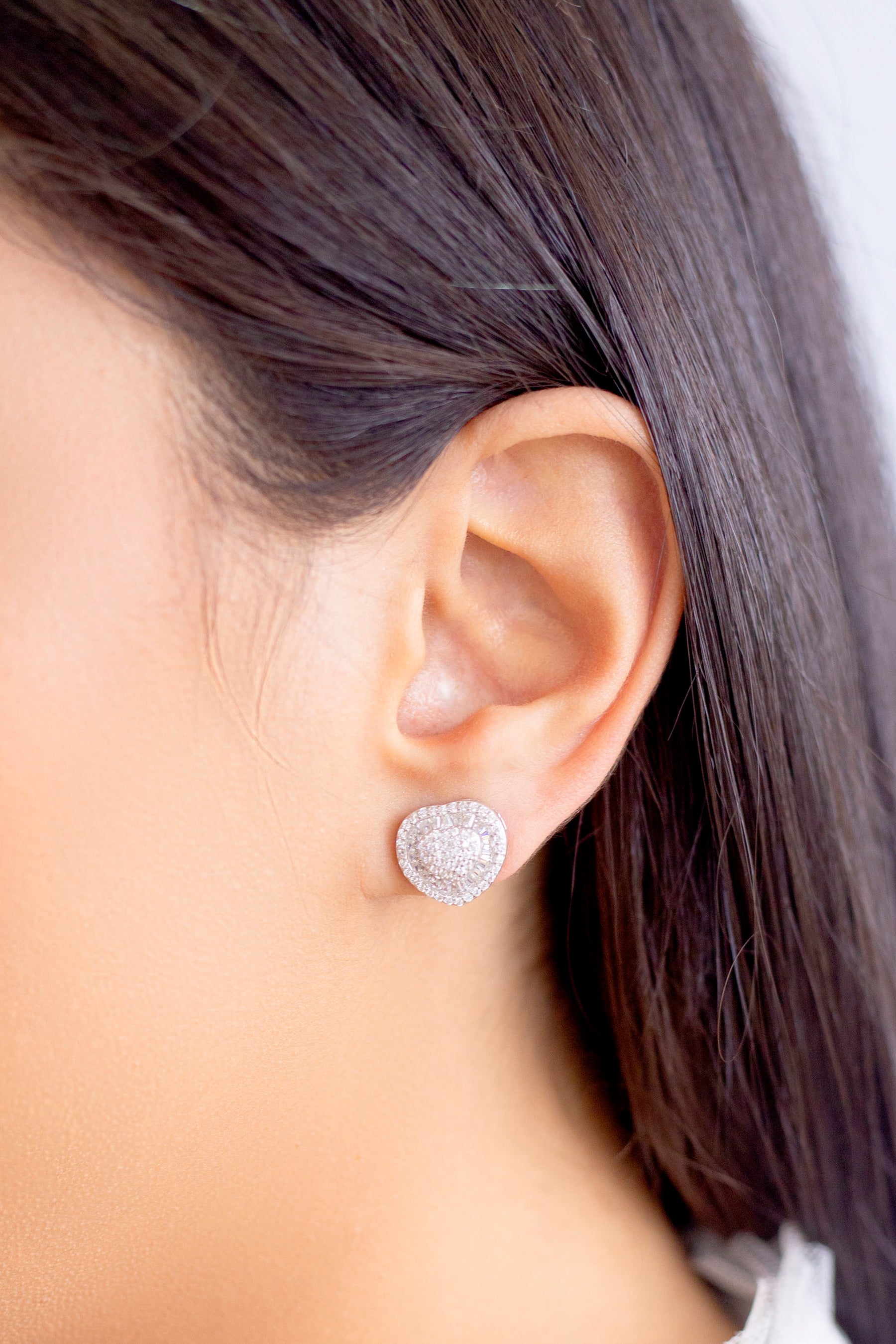 Brinco Coração de Zircônias Brancas em pavé e baguetes