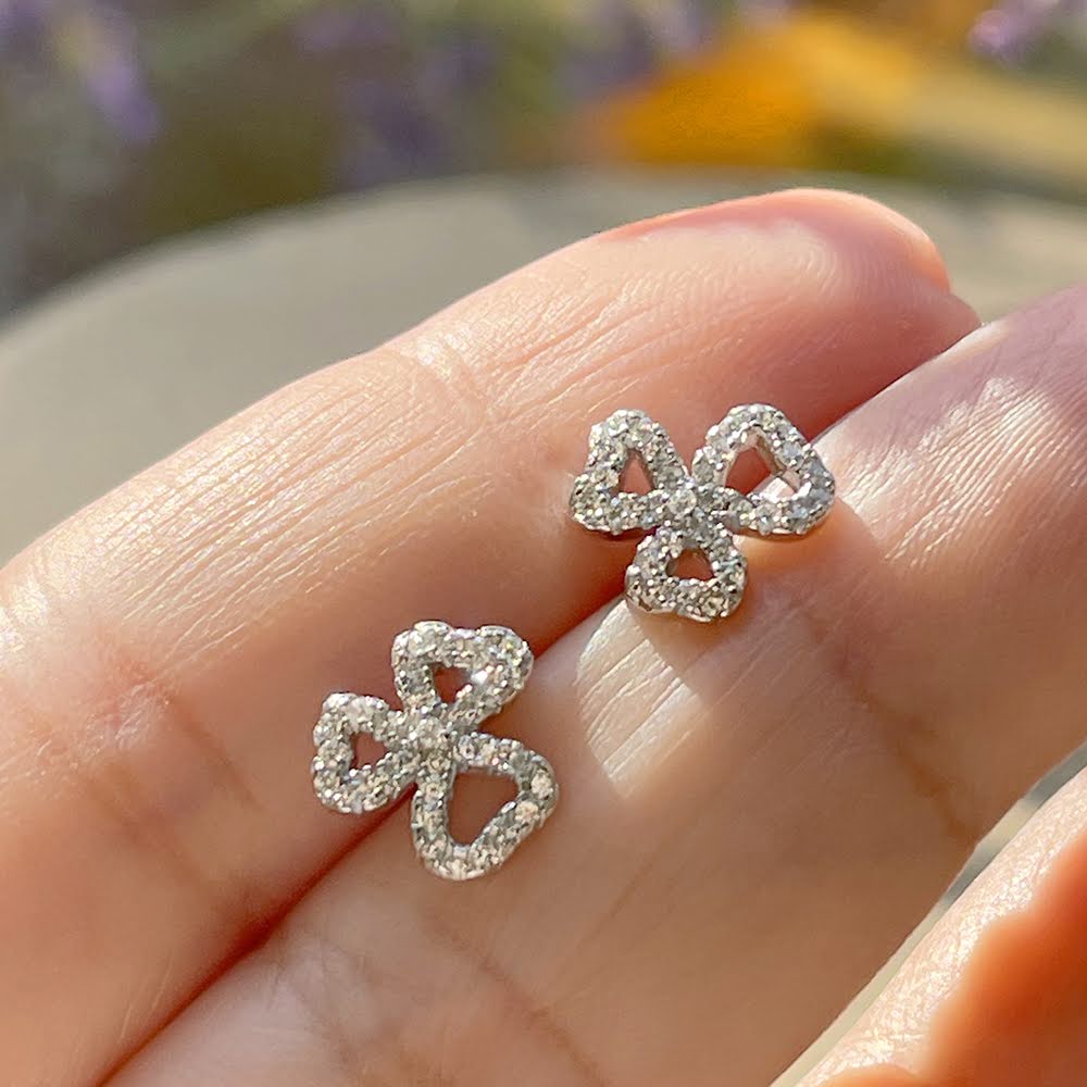 Brinco Três Pétalas de Zircônias Brancas