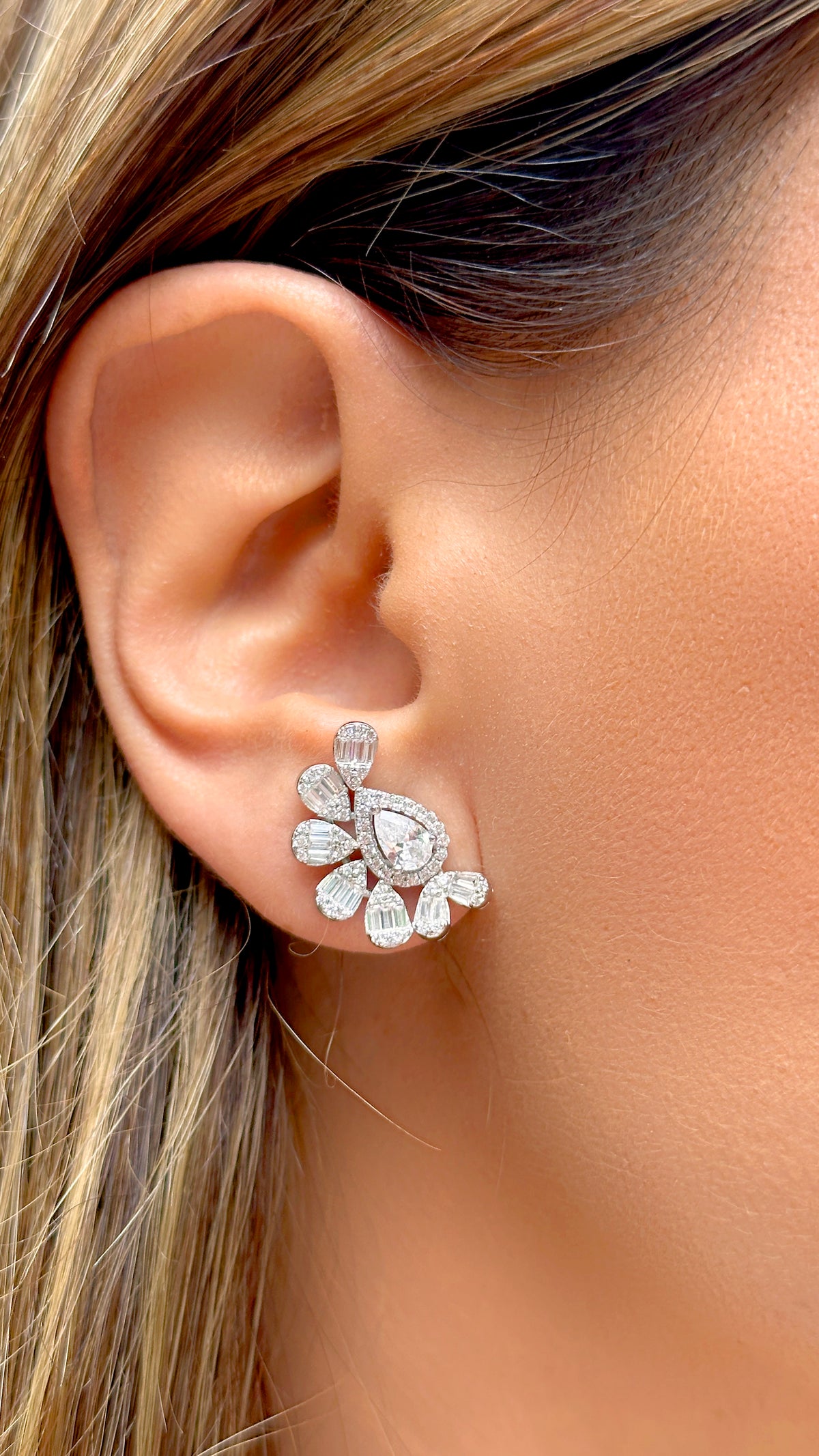 Brinco Gotas de Zircônias Brancas