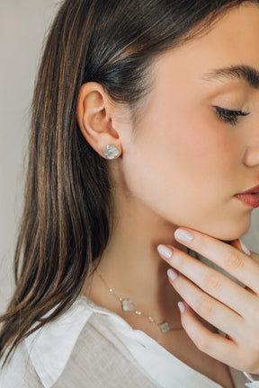 Brinco Flor em Madrepérola