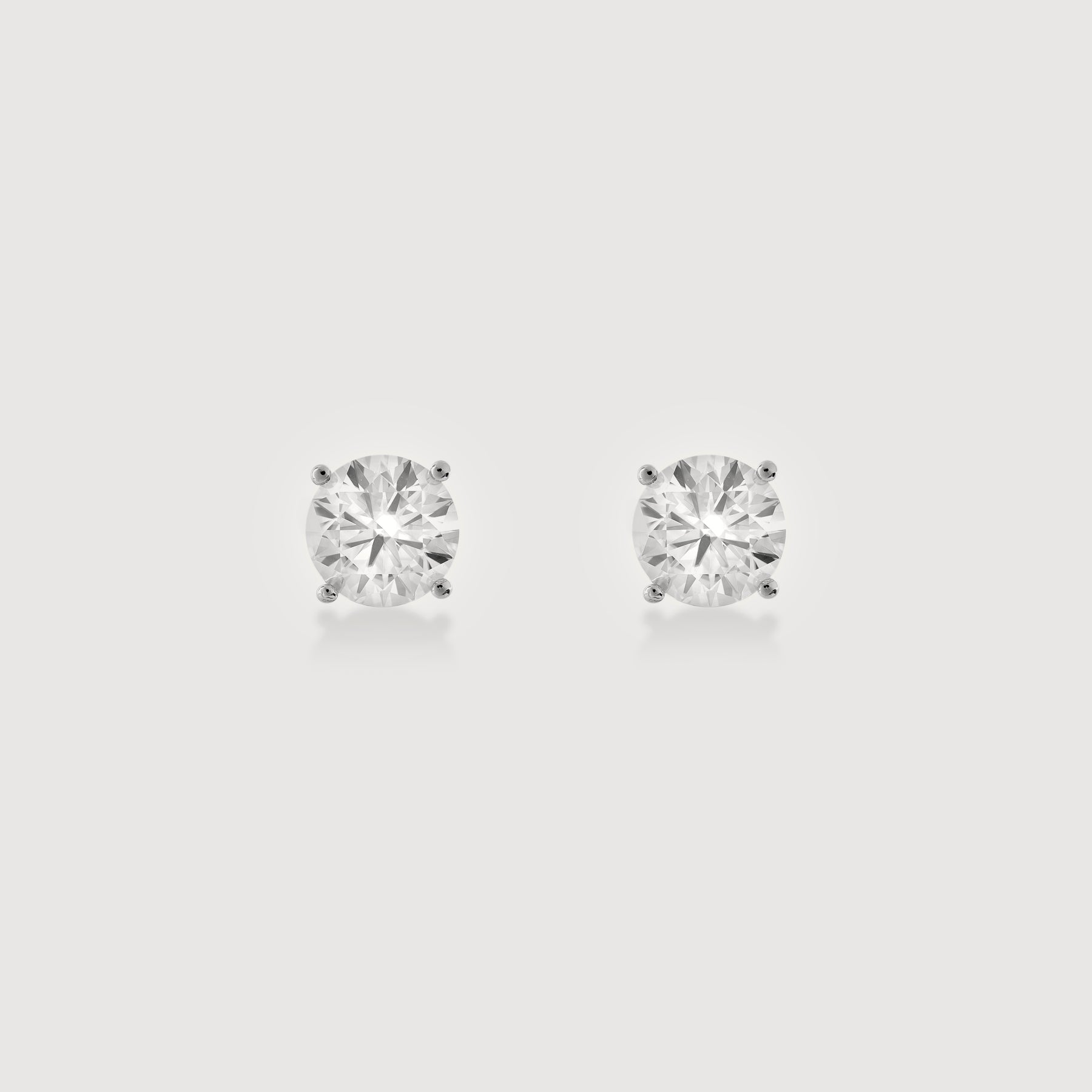 Brinco ponto de luz 8mm Moissanite 4 garras