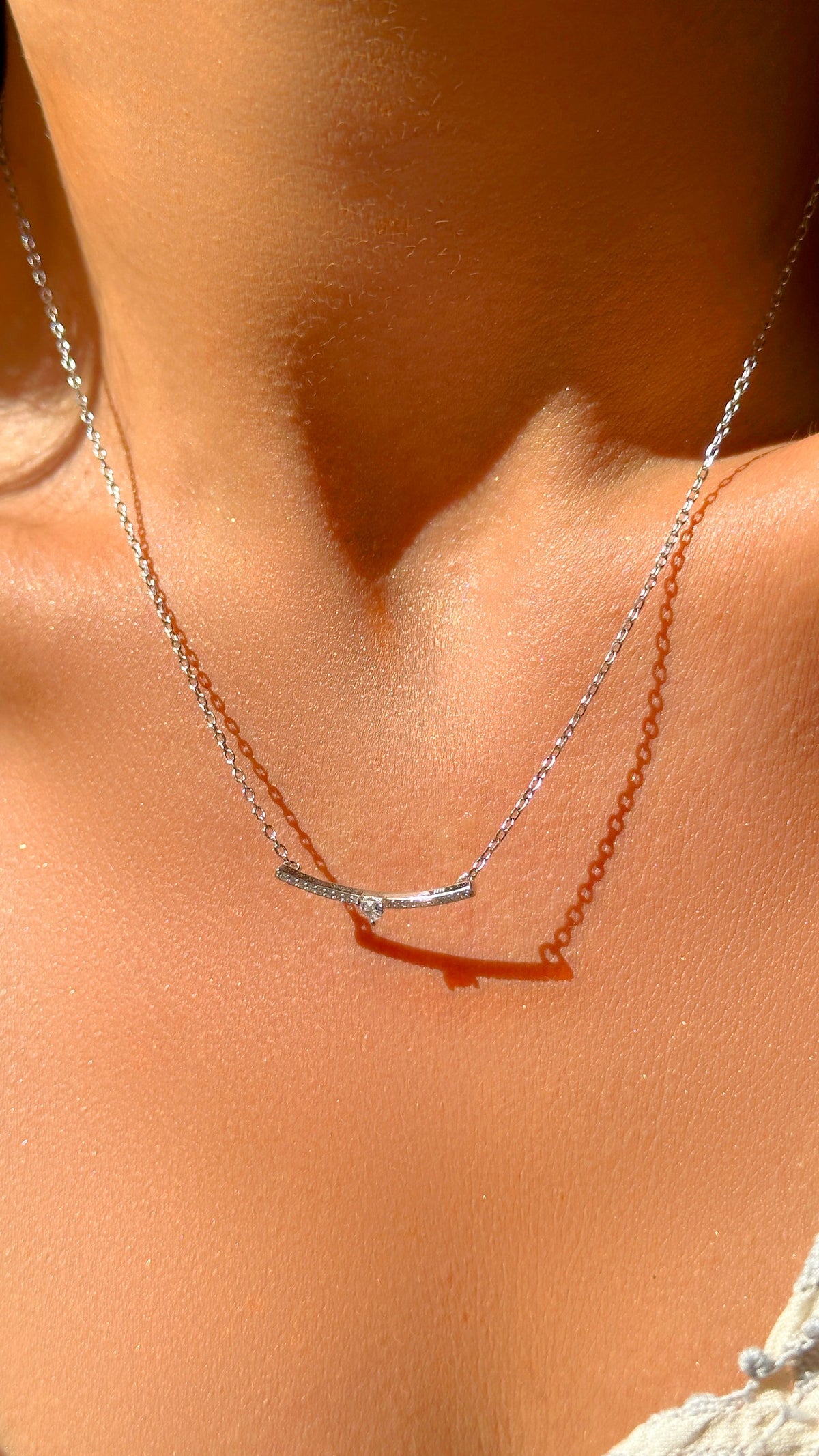 Colar Barra de Zircônias Brancas com Mini Coração