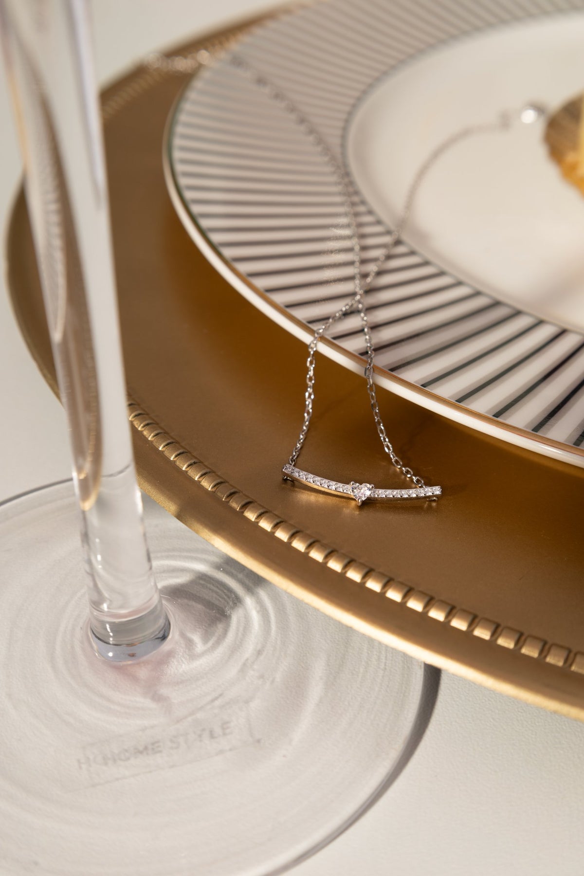 Colar Barra de Zircônias Brancas com Mini Coração