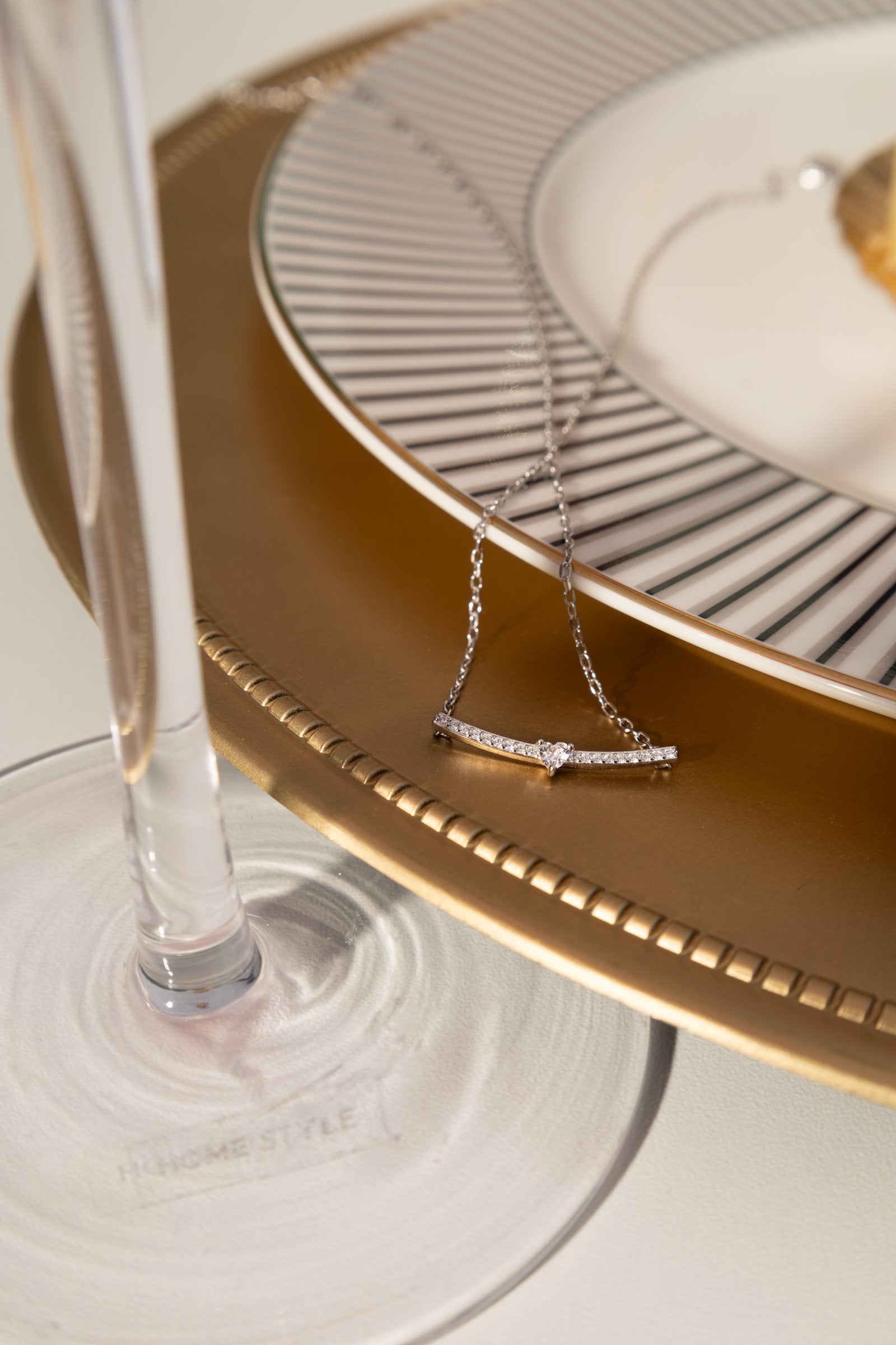 Colar Barra de Zircônias Brancas com Mini Coração