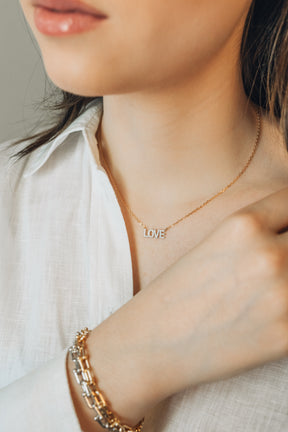 Colar Love em Zircônias em banho de ouro 18k