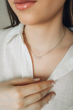 Colar Love em Zircônias em banho de ródio