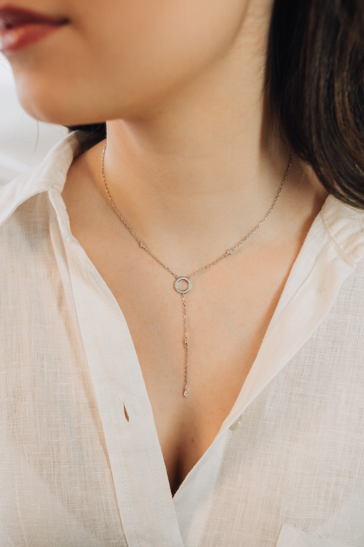 Gravata com círculo, pontos e navetes em Zircônias