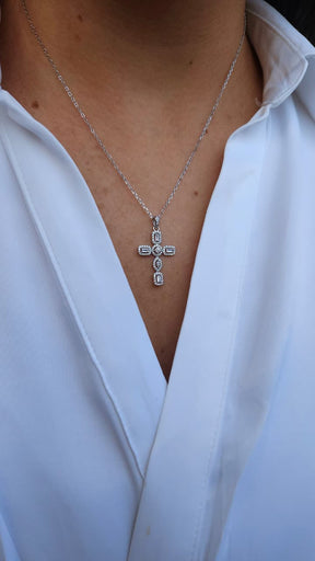 Crucifixo inteiro cravejado de Zircônias